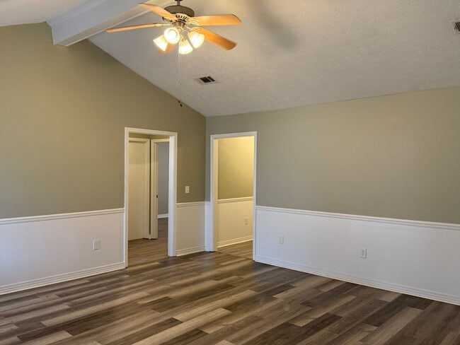 Building Photo - 3 bedroom/2 bath house in 047 Brandon!