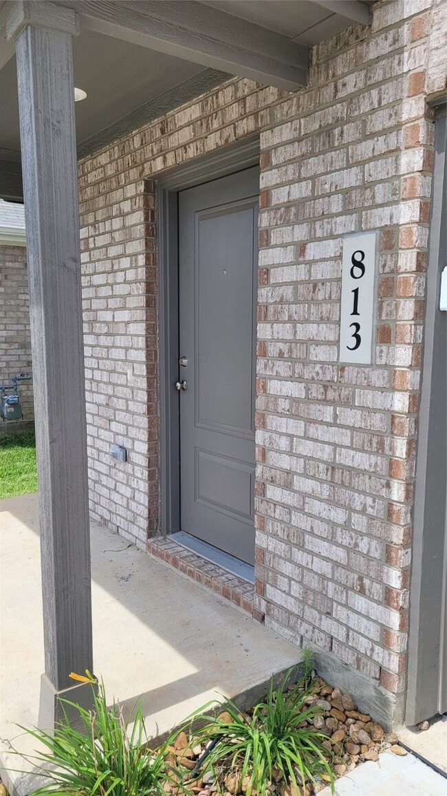 Building Photo - 813 Vlg Brk Dr