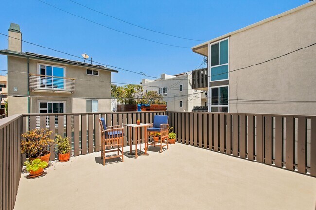 Building Photo - Privateer Duplex