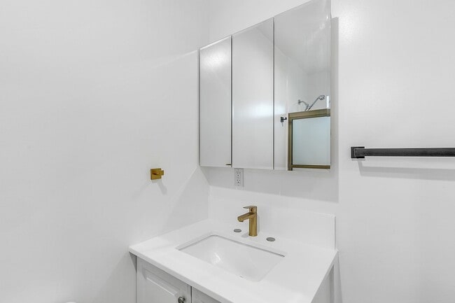 Building Photo - Beautiful newly remodeled modern 2 Bed + 2...