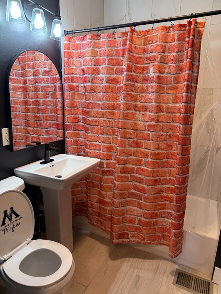 Building Photo - 466 Dayton St