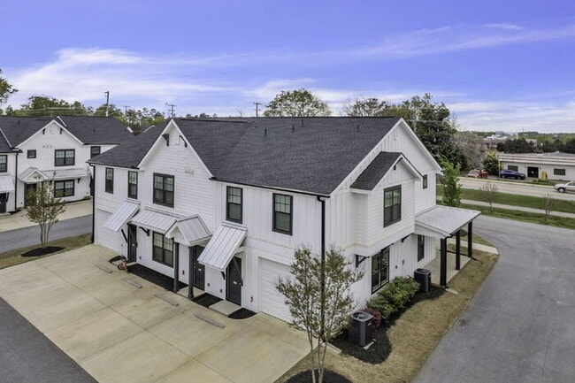 Building Photo - Modern 2BD, 2.5BA Townhouse with Large Loft in Travelers Rest