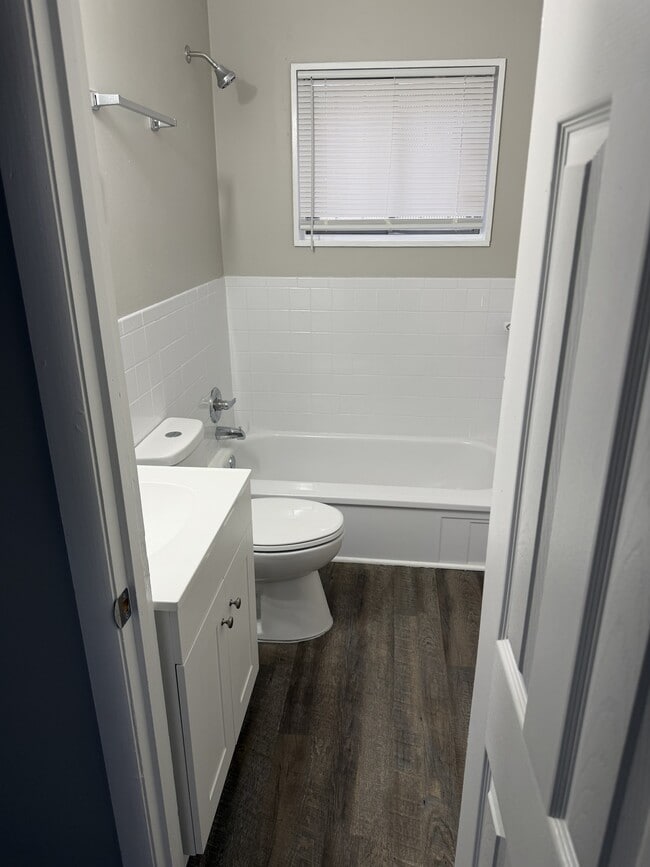 Building Photo - 194 E Biscayne Rd