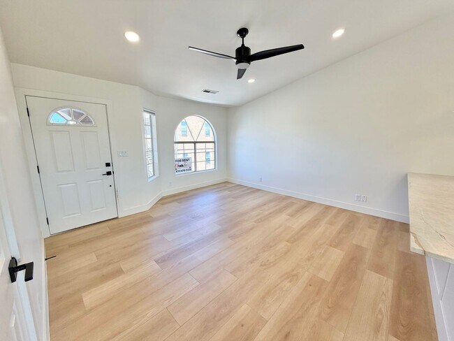 Building Photo - Wonderful Remodeled La Paloma Home!