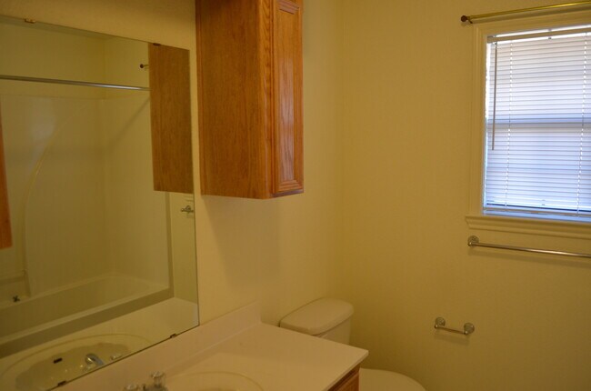 Building Photo - 910 Rebecca Ln