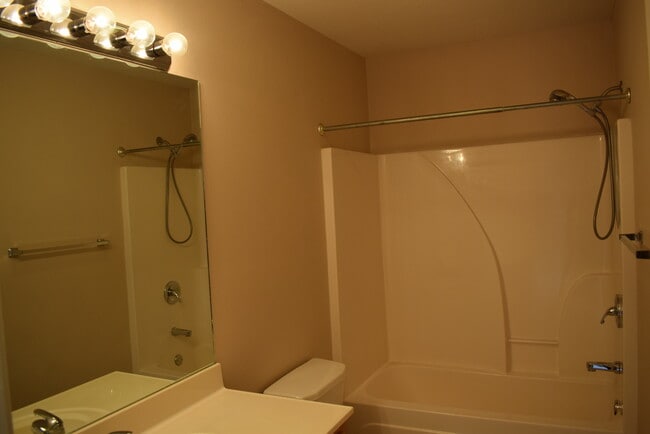 Building Photo - 4 bed / 3 bed Home with Gorgeous View!!!