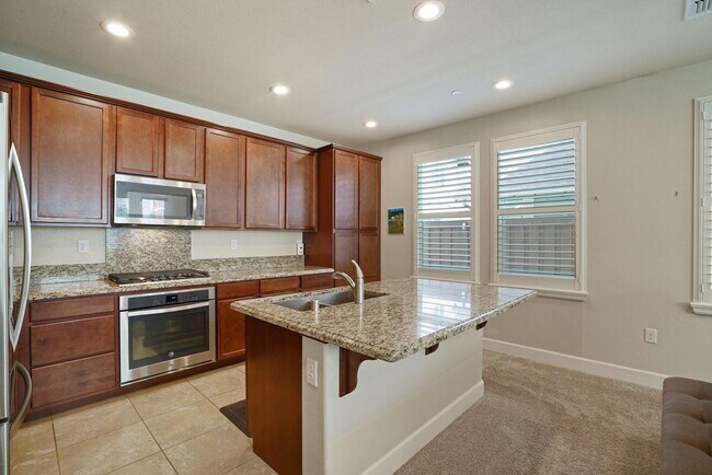 Building Photo - Cannery living!
