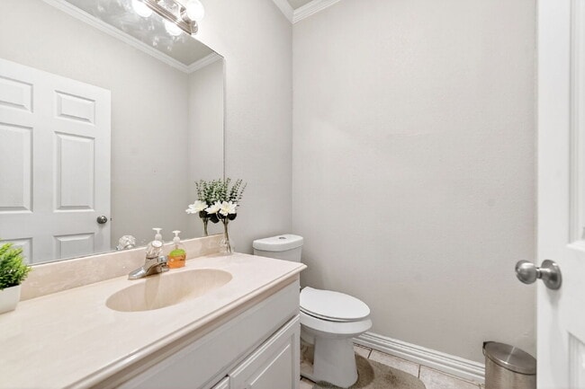 Building Photo - Exceptional Home in Arlington – Great Layout & Prime Location