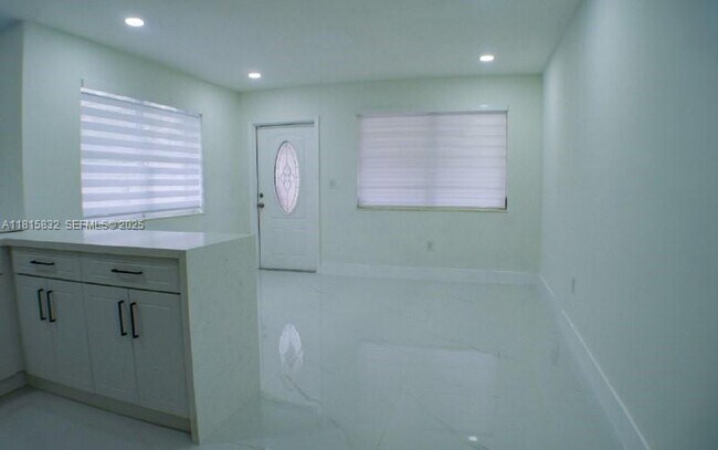 Building Photo - 2638 SW 30th Ct