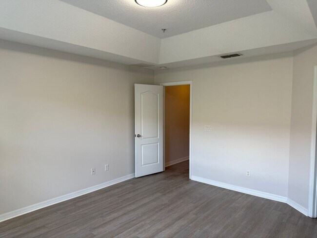 Building Photo - Come and Experience This Townhouse
