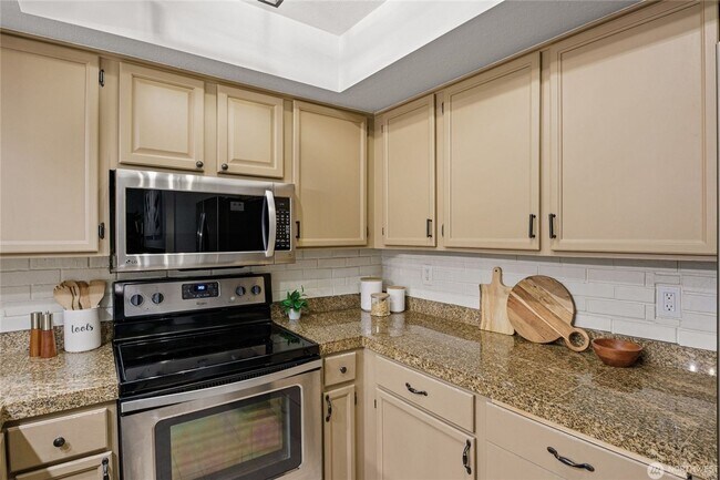 Building Photo - Spacious 2-Bedroom Ground Floor Condo with Private Yard in Kirkland