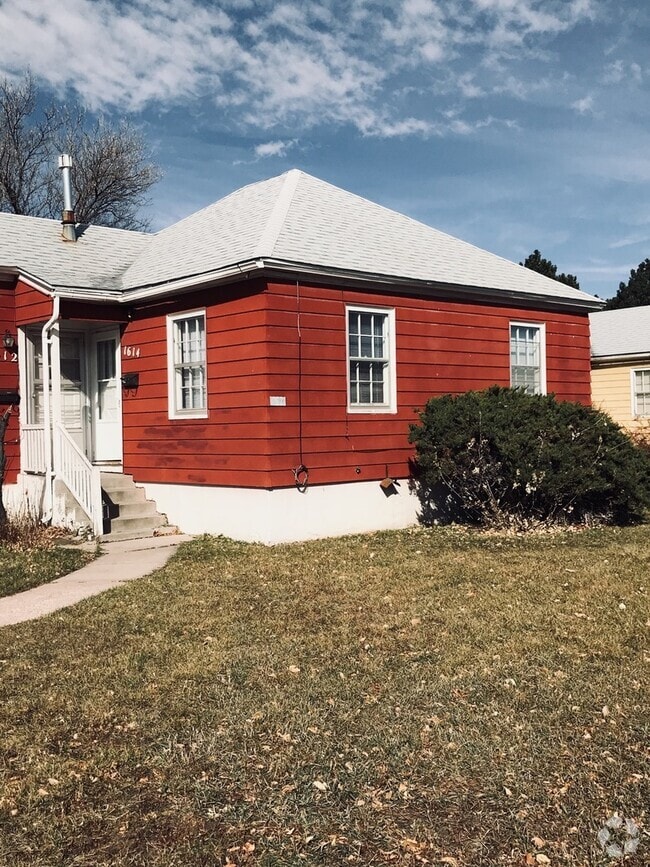 Building Photo - 2 BEDROOM, 1 BATHROOM APARTMENT