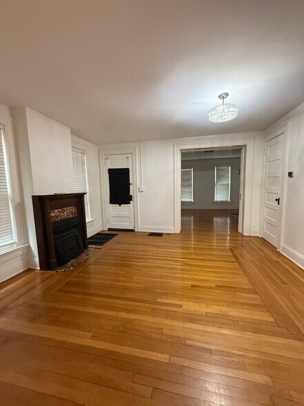Entry/Dining Room - 218 Brown St