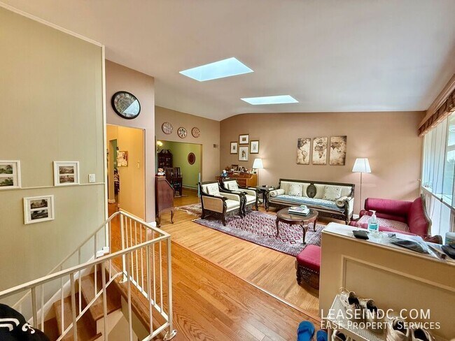 Building Photo - 6424 Hollins Dr