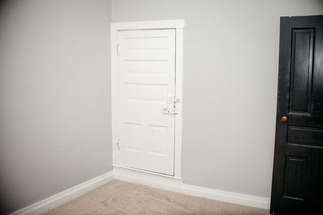 Building Photo - 26 E Main St