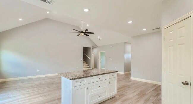 Building Photo - MOVE IN READY