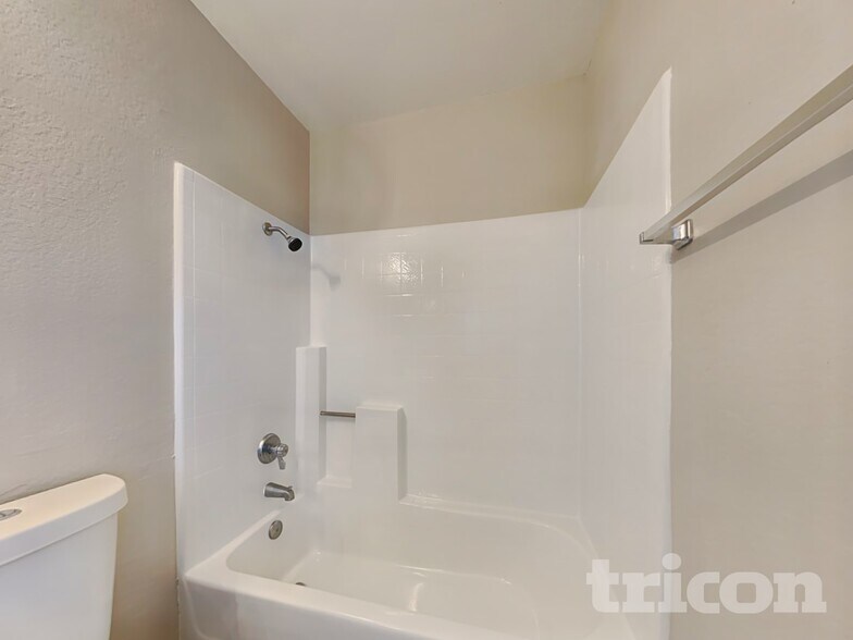Building Photo - 105 S Lamarr St