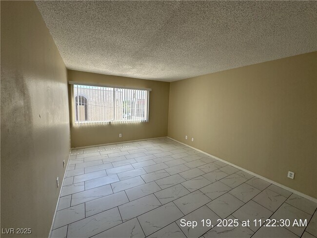Building Photo - 1405 E Vegas Valley Dr