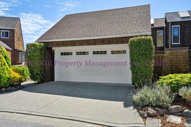 Building Photo - Panoramic View From This Strawberry Home w...