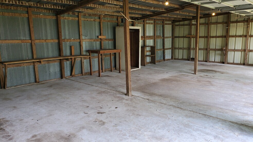 Building Photo - 20936 Dawn Hill East Rd