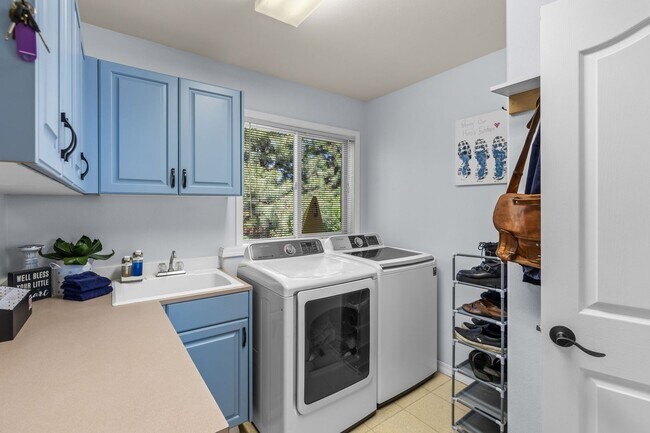 Building Photo - Beautiful bright home with large yard, fin...