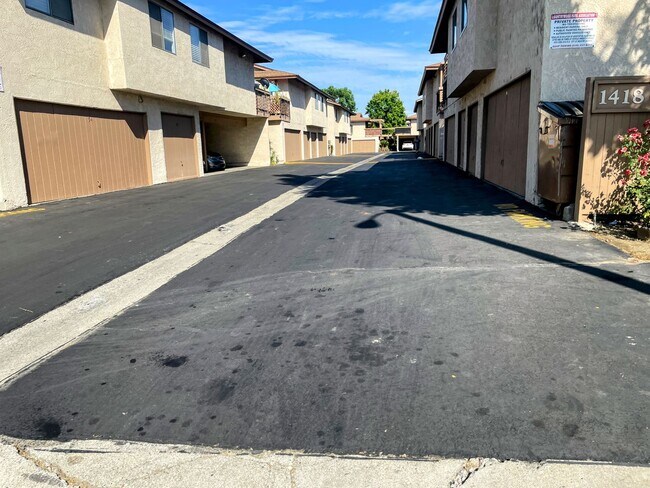 Building Photo - Updated 2-Bedroom Townhome with Garage in Resort-Style Community
