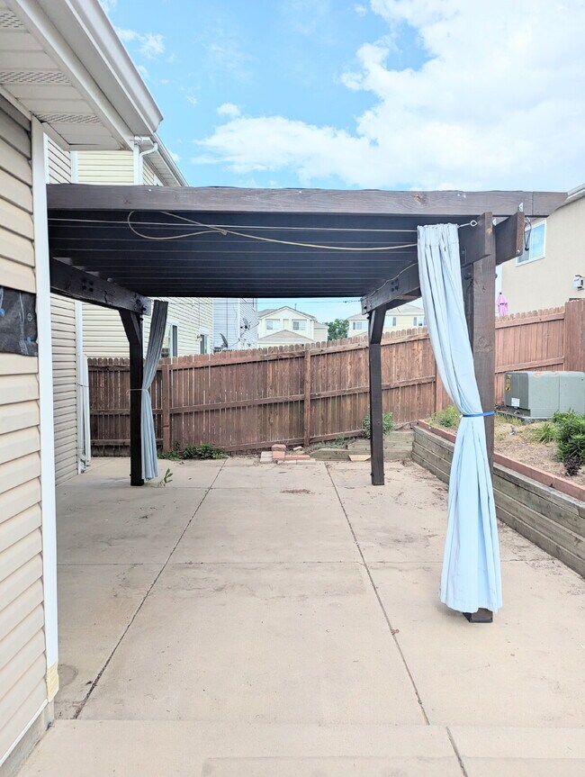 Building Photo - Gorgeous Denver Home - Real Granite Counte...
