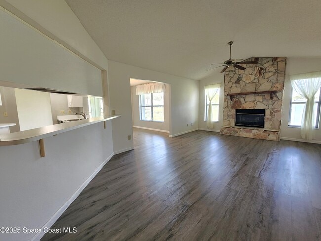 Building Photo - 1244 Lakeview Dr