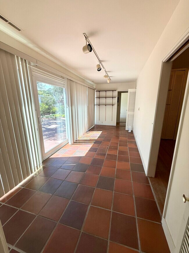 Building Photo - 810 Martin St