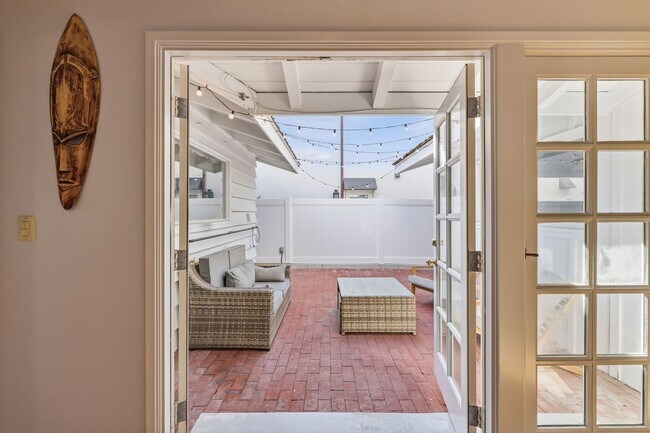 Building Photo - Furnished Balboa Peninsula Point Cottage Home | Available November 1st – April 30th