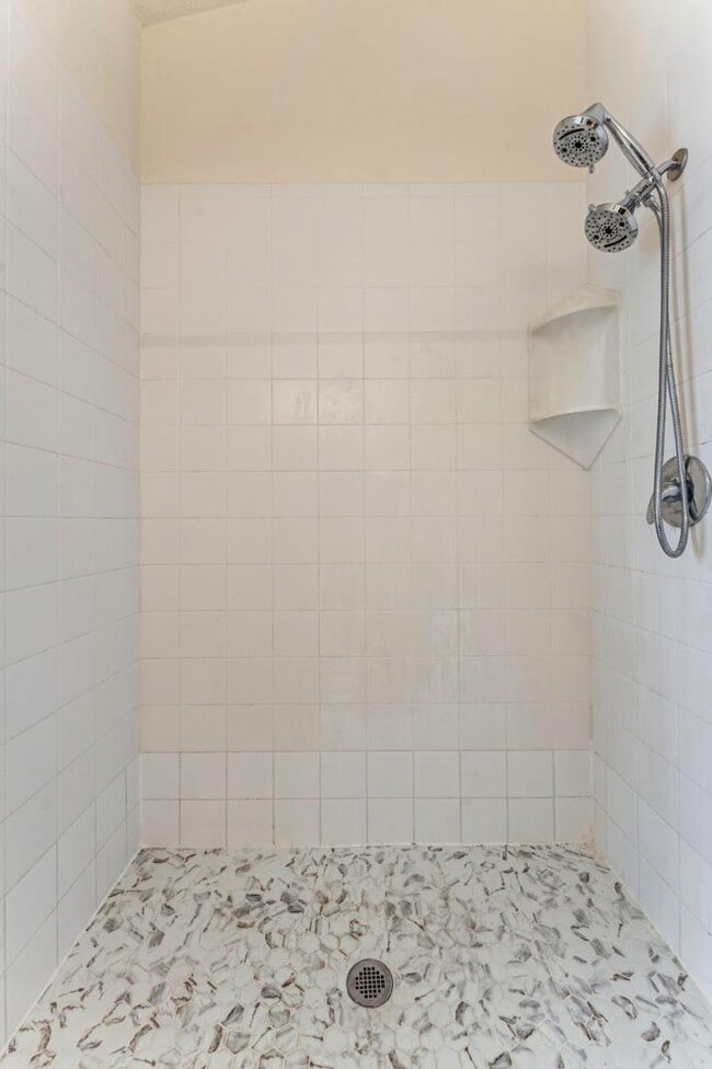 Building Photo - 595 52nd Ave N