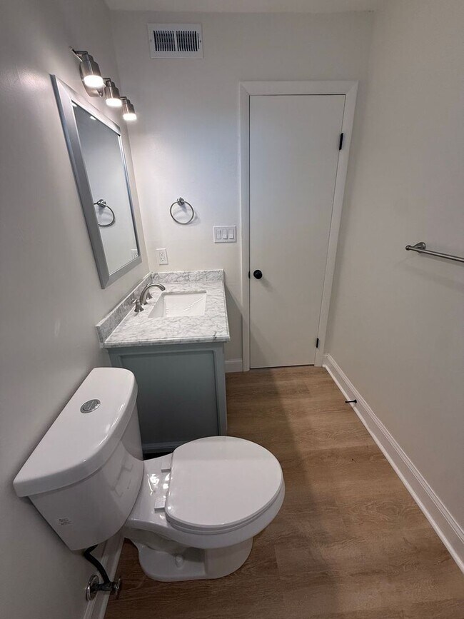 Building Photo - Charming Beachside Condo Near Shore Drive!