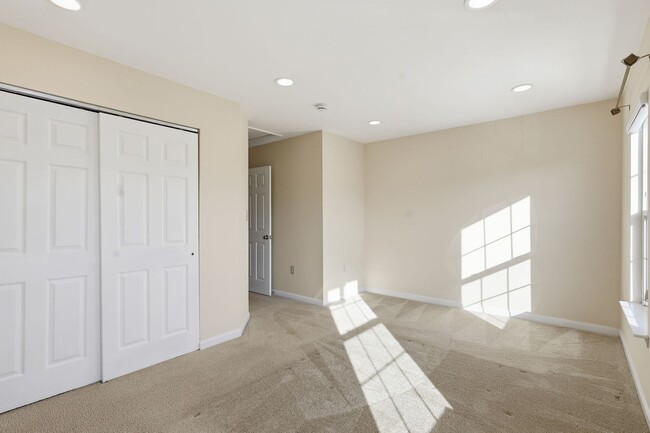 Building Photo - Unbeatable location near Lake Ridge Park and Marina, offering boating, fishing, wildlife and bird...