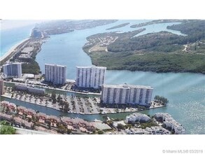 Building Photo - 500 Bayview Dr