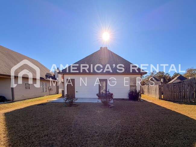 Building Photo - Modern One-Level Living with Pool and Club...