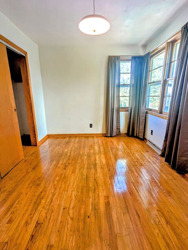 Building Photo - 3 bd, 1.5 ba house, N  Central location, f...