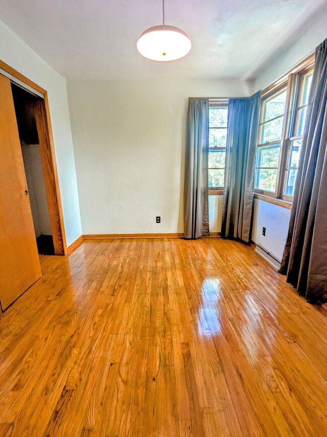 Building Photo - 4 bd, 1.5 ba house, N  Central location, f...