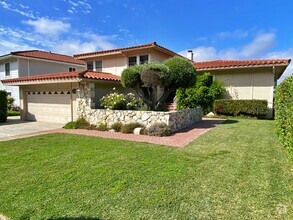 Building Photo - Panoramic Views and Prime Location