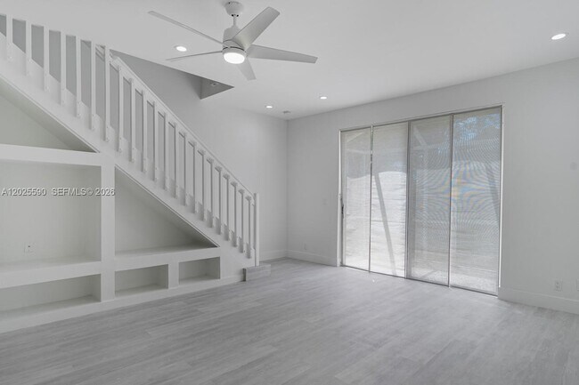 Building Photo - 2098 Madeira Dr