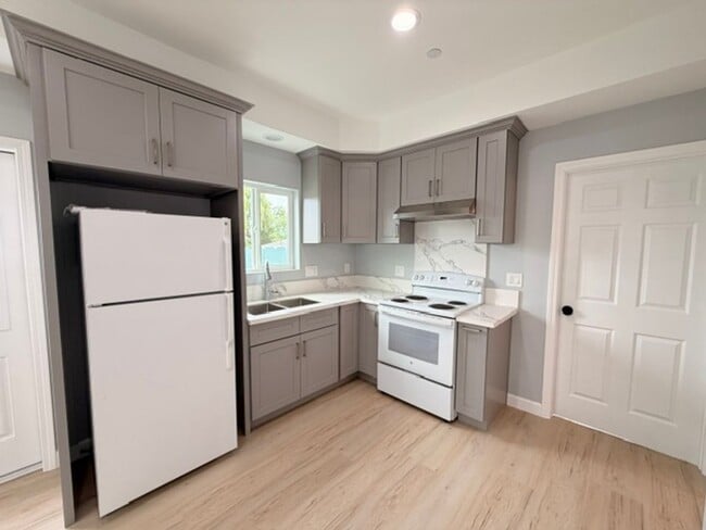 Building Photo - 5256-5260 Groveland Drive
