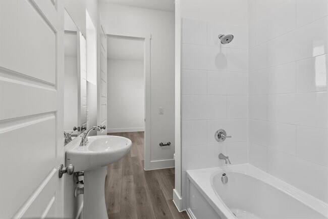 Building Photo - 1664 Hillside Terrace