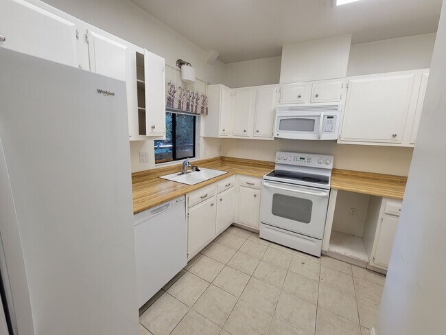 Building Photo - Stylish 2 Bed 1 Bath Midtown Apartment