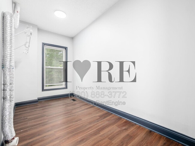 Building Photo - 806 Sullivant Ave