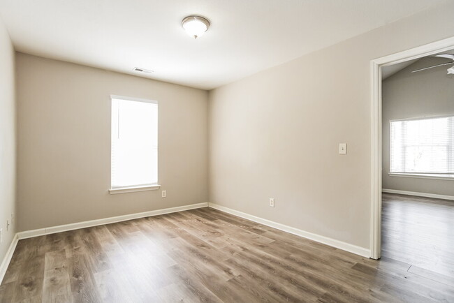 Building Photo - 920 Almora Dr