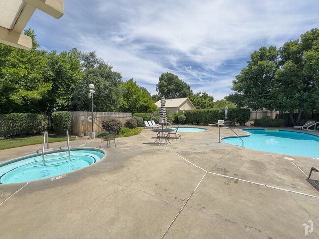 Building Photo - 3 Bedroom Condo, Gated Community in Chico