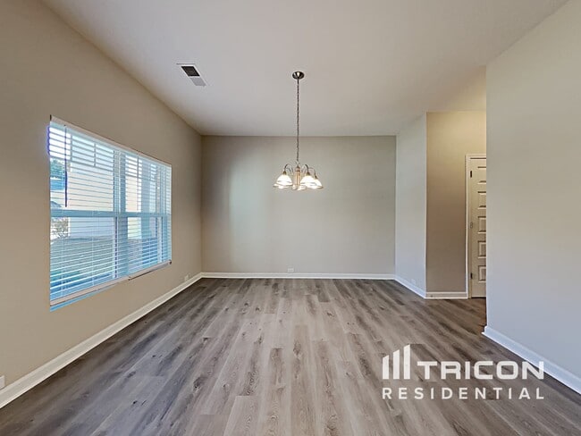 Building Photo - 3650 Lebella Ln