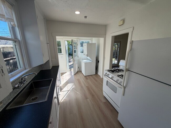 Building Photo - 2 Bedroom | 1 Bathroom | Single family home in Sacramento