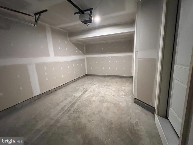 Building Photo - 211 Clifton Mnr