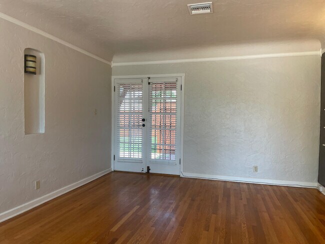 Building Photo - 402 E Baltimore Dr