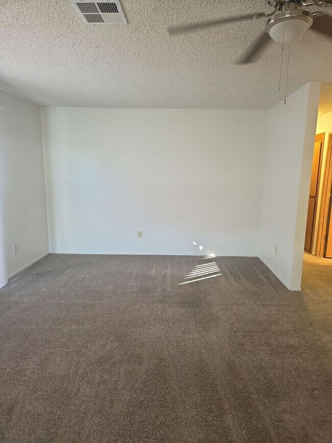 Building Photo - Great unit in a great neighborhood